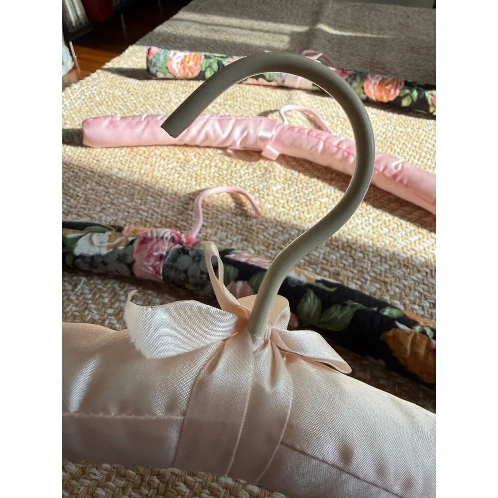 Set a four vintage cloth hangers